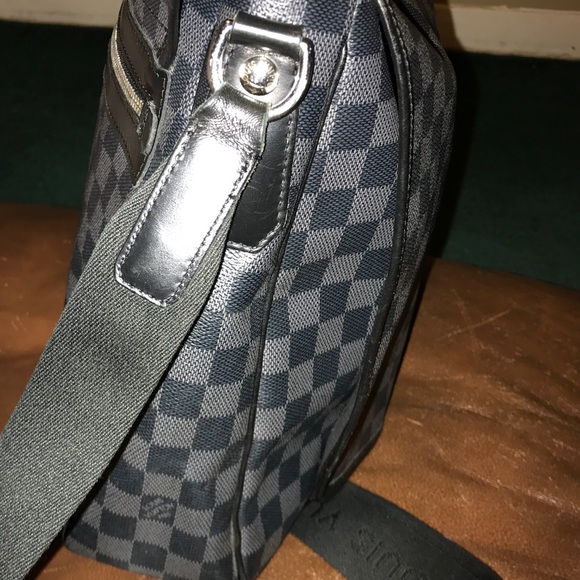 HP🎉100% Authentic LOUIS VUITTON MESSENGER BAG - Picture 2 of 8